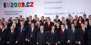 Polsk&yacute; prezident chce b&yacute;t na skupinov&yacute;ch fotografi&iacute;ch stůj co stůj.